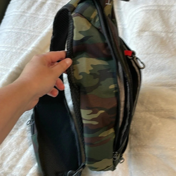 NWOT Camo mini sling crossbody bag with drink and phone carrier - Picture 7 of 8